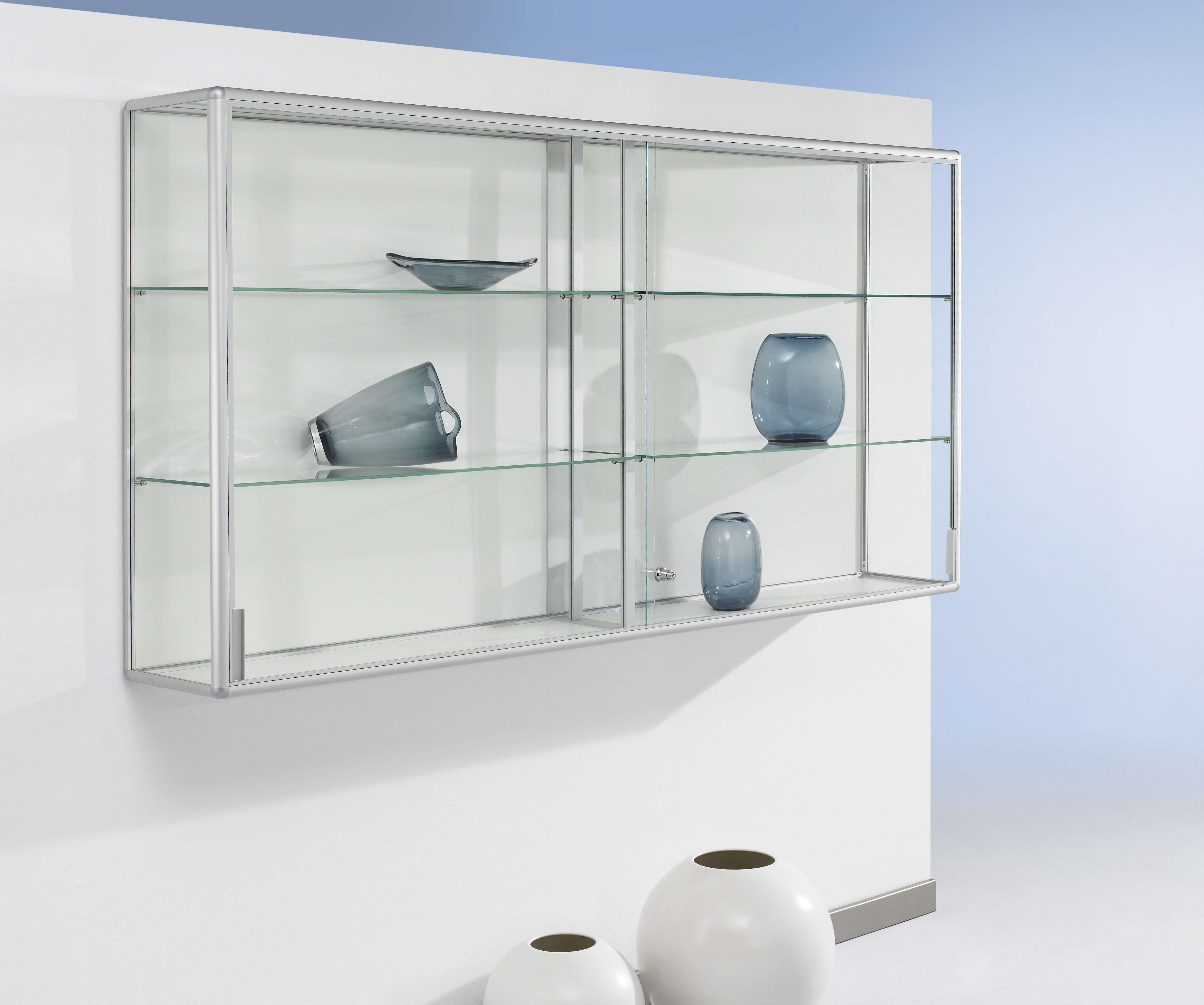 NICE_2_B_Wandvitrine_Senfft_5-13_blauer_hi